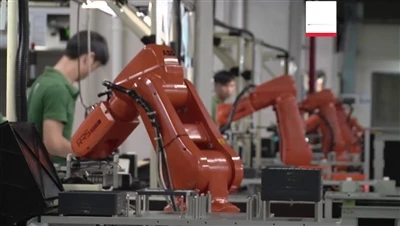 Industrieroboter ermöglichen es Verbindungsunternehmen und anderen Unternehme...